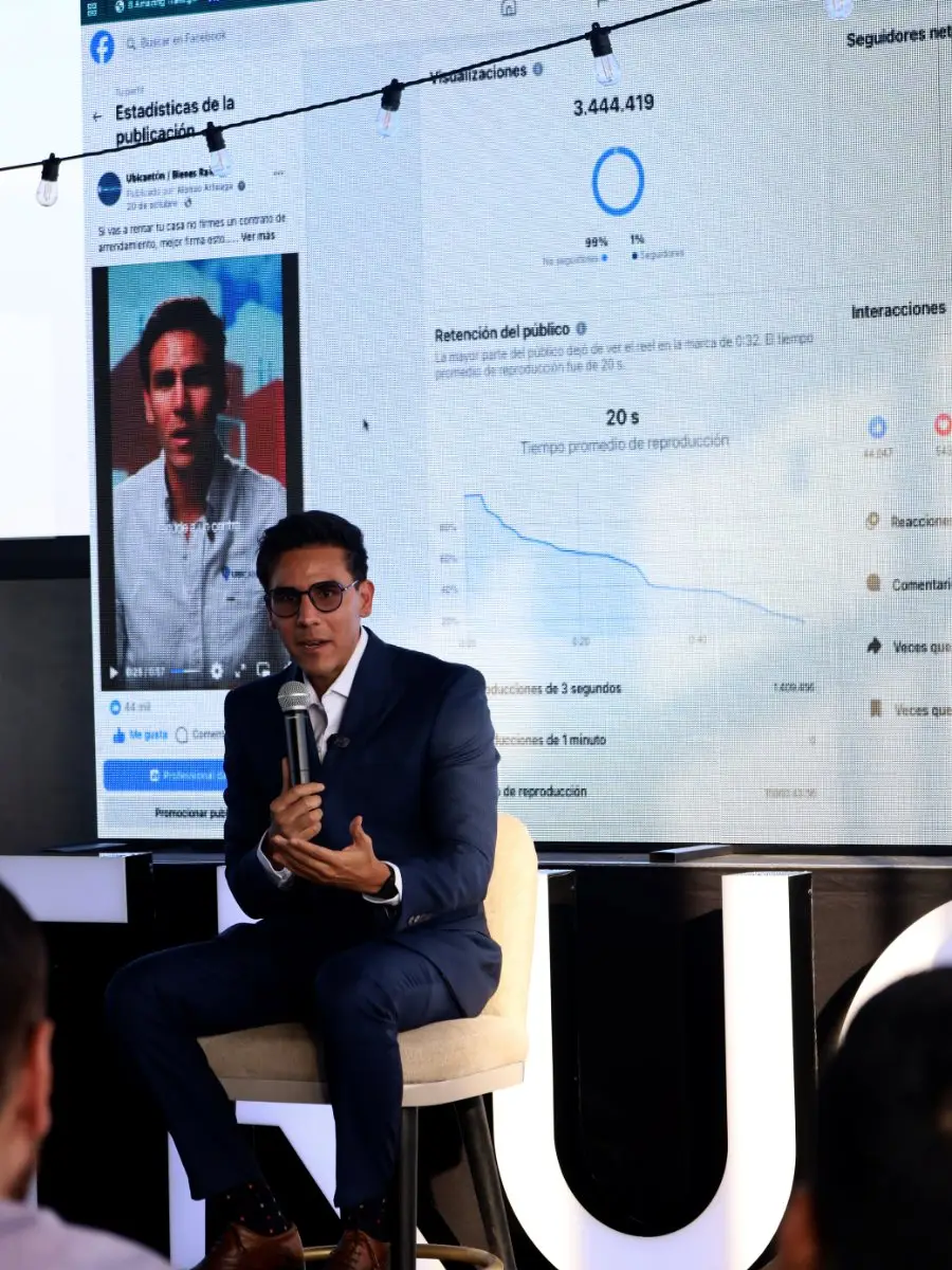 Alonso Arteaga en el escenario durante un evento Structia