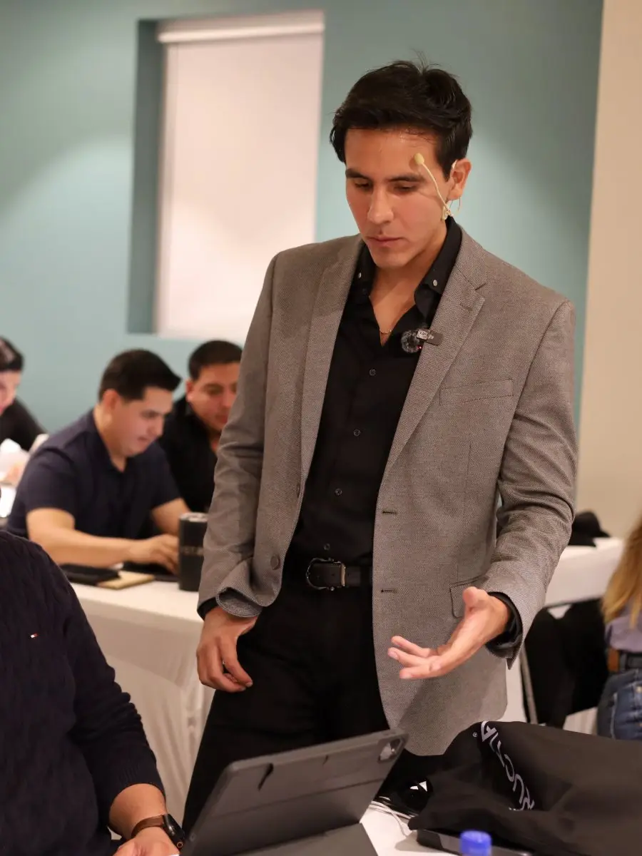 Mentor resolviendo el caso de un alumno