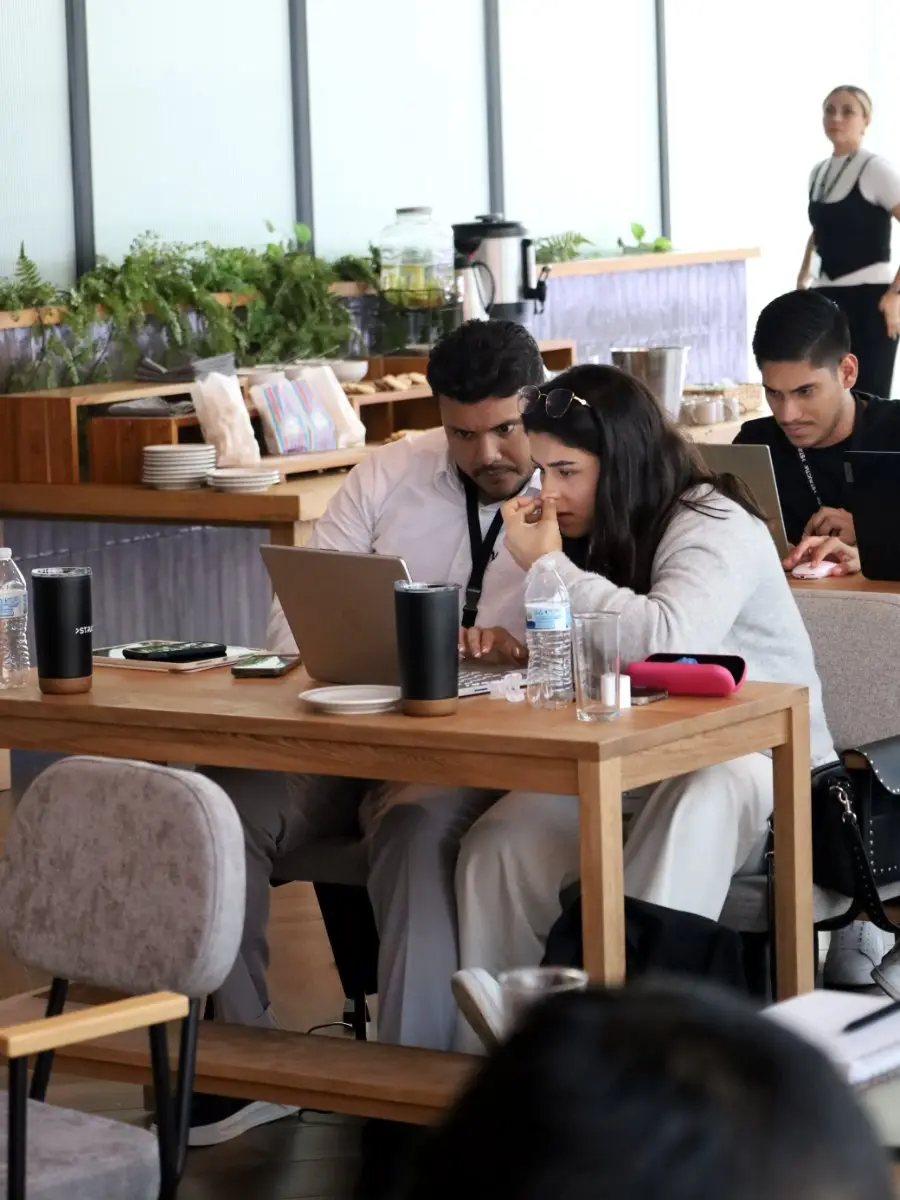 Dos alumnos analizando una operación en la laptop