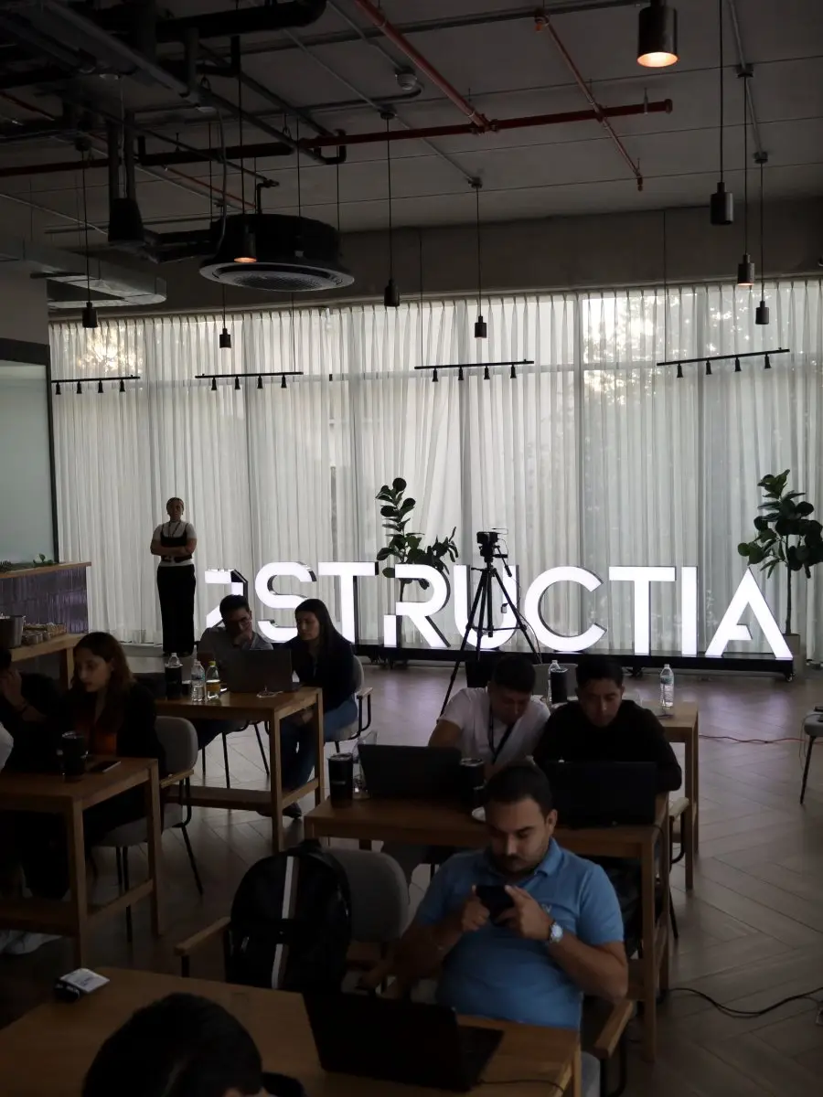 Sala llena durante una formación presencial de Structia