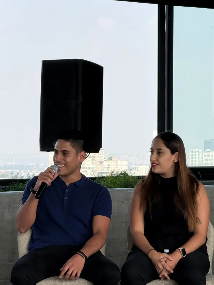 Alumnos compartiendo su caso frente a la comunidad